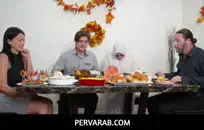 مثير شقراء فاتنة ركوب الخيل على لعبة كبيرة.