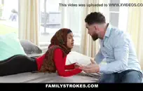 يحصل مارس الجنس لطيف الشباب الكلية في سن المراهقة من قبل الرجل ديك كبيرة.