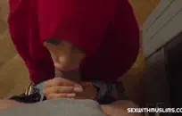 كومينغ لأختي في القانون في غرفة المعيشة.