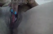 مراهقة تمارس الجنس مع نفسها في الحمام بينما يكون الوالدان في الغرفة المجاورة.