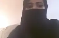 قصف لها الخام على السرير.