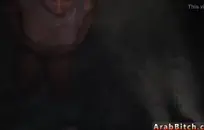 صبي صغير يلعب مع ديكه الساخن.