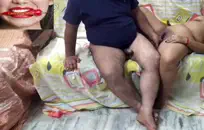 غنيمة كبيرة الأبنوس في سن المراهقة ركوب الخيل ضخمة دسار على الأريكة.