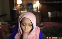 مثير فاتنة تمتص الديك لأول مرة.