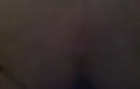 الزوجان الشابان في سن المراهقة يمارسان الجنس في الأماكن العامة.